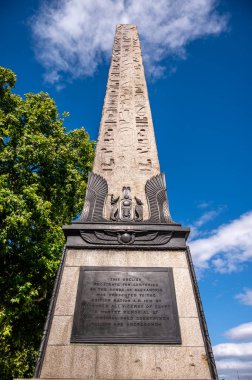 Antik granit Kleopatra 'nın iğneli Mısır dikilitaşında Mısır' ın Westminster Londra 'daki Victoria Embankment üzerine yazılar var.