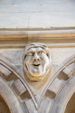 Londra, İngiltere - 20 Ağustos 2022: Londra şehrindeki etkileyici tapınak kilisesi. Tapınak Kilisesi 12. yüzyılda Tapınakçılar tarafından inşa edildi ve popüler bir yerdir..