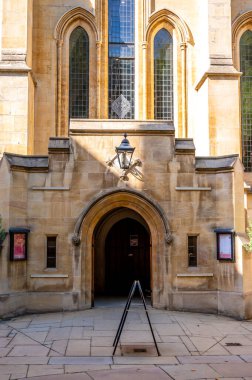 Londra, İngiltere - 20 Ağustos 2022: Londra şehrindeki etkileyici tapınak kilisesi. Tapınak Kilisesi 12. yüzyılda Tapınakçılar tarafından inşa edildi ve popüler bir yerdir..