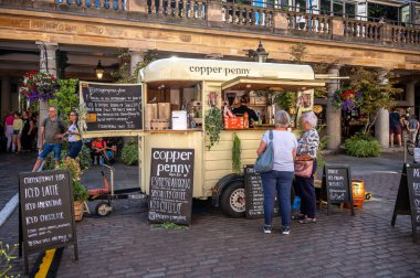 Londra, İngiltere - 20 Ağustos 2022: Londra 'nın merkezindeki Covent Garden' da satıcılar.