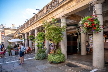 Londra, İngiltere - 20 Ağustos 2022: Londra 'nın merkezindeki Covent Garden' da satıcılar.