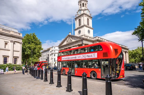 Лондон Великобритания Августа 2022 Года Двухэтажный Общественный Автобус Возле Знаменитой — стоковое фото