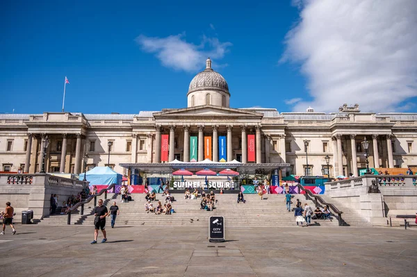 ロンドン 2022年8月18日 典型的な夏の日にロンドンのトラファルガー広場と国立美術館 — ストック写真