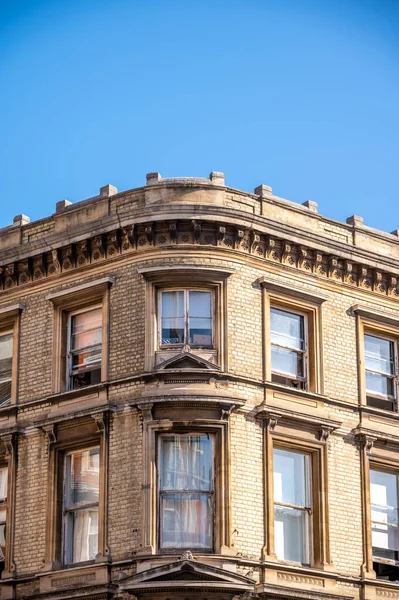 イギリスの首都ロンドンにある伝統的なレンガ造りの建物 — ストック写真