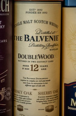 Calgary, Alberta - 10 Eylül 2022: Çoklu Malt viski konteynırları ilginç bir arka plan oluşturmak için kazık çakıldı.