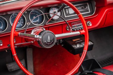 Cochrane, Alberta - 11 Eylül 2022: 1965 model Beaumont Acadian iç mimarisi.