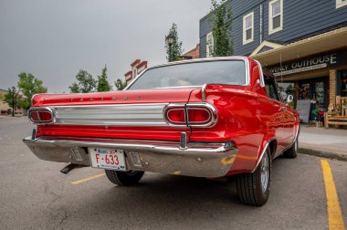 Cochrane, Alberta - 11 Eylül 2022: 1963 Plymouth Valiant arabası.