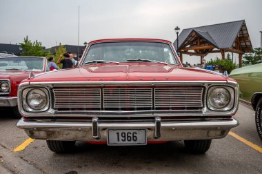 Cochrane, Alberta - 11 Eylül 2022: 1966 Plymouth Valiant arabası.