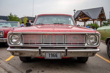 Cochrane, Alberta - 11 Eylül 2022: 1966 Plymouth Valiant arabası.