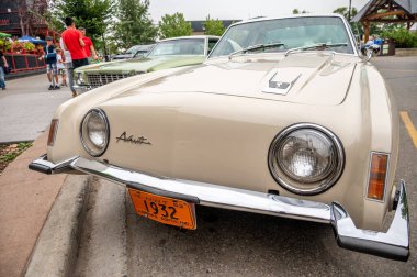 Cochrane, Alberta - 11 Eylül 2022: 1963 Studebaker Avanti arabası.