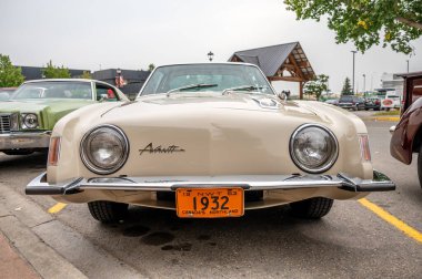 Cochrane, Alberta - 11 Eylül 2022: 1963 Studebaker Avanti arabası.