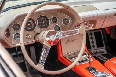 Cochrane, Alberta - 11 Eylül 2022: 1963 Studebaker Avanti arabası.