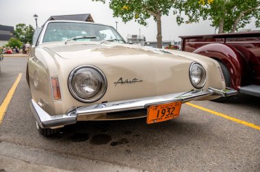 Cochrane, Alberta - 11 Eylül 2022: 1963 Studebaker Avanti arabası.