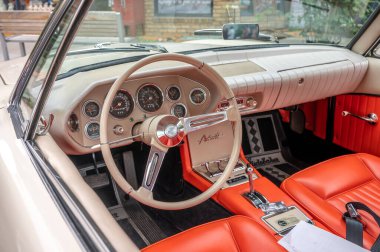 Cochrane, Alberta - 11 Eylül 2022: 1963 Studebaker Avanti arabası.