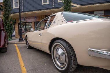 Cochrane, Alberta - 11 Eylül 2022: 1963 Studebaker Avanti arabası.