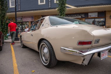 Cochrane, Alberta - 11 Eylül 2022: 1963 Studebaker Avanti arabası.