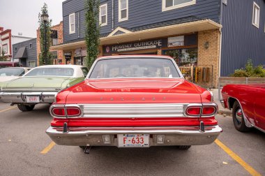 Cochrane, Alberta - 11 Eylül 2022: 1966 Plymouth Valiant arabası.