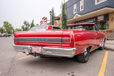 Cochrane, Alberta - 11 Eylül 2022: 1965 Beaumont Acadian arabası.