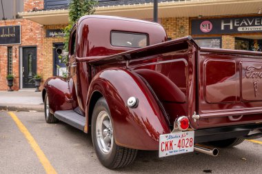 Cochrane, Alberta - 11 Eylül 2022: Krom ızgaralı klasik bir Ford V8 kamyonet.
