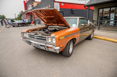 Cochrane, Alberta - 11 Eylül 2022: Klasik bir araba fuarında kısmen yenilenmiş kas bakımı.