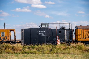 Mossleigh, Alberta - 17 Eylül 2022: Alberta kırsalındaki eski terk edilmiş tren vagonları.