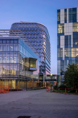 Calgary, Alberta - 25 Eylül 2022: Calgary Kampüsü 'ndeki yeni MacKimmie Kulesi' nin dışı.