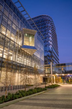 Calgary, Alberta - 25 Eylül 2022: Calgary Kampüsü 'ndeki yeni MacKimmie Kulesi' nin dışı.