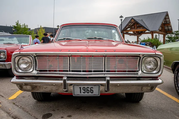 Cochrane, Alberta - 11 Eylül 2022: 1966 Plymouth Valiant arabası.