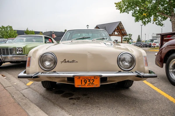Cochrane, Alberta - 11 Eylül 2022: 1963 Studebaker Avanti arabası.