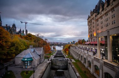 Ottawa, Ontario - 18 Ekim 2022: Parliament Hill ve Chateau Laurier Kanalı manzarası.