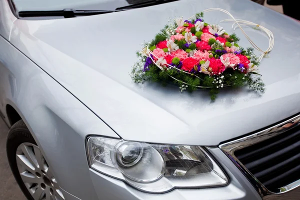 Svatební auto dekorace s květinami — Stock fotografie