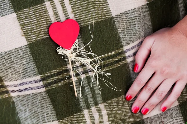 Corazón en forma de caramelo y la mano de las mujeresjalá — Foto de Stock