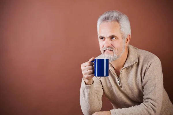 Smiling senior con una taza —  Fotos de Stock