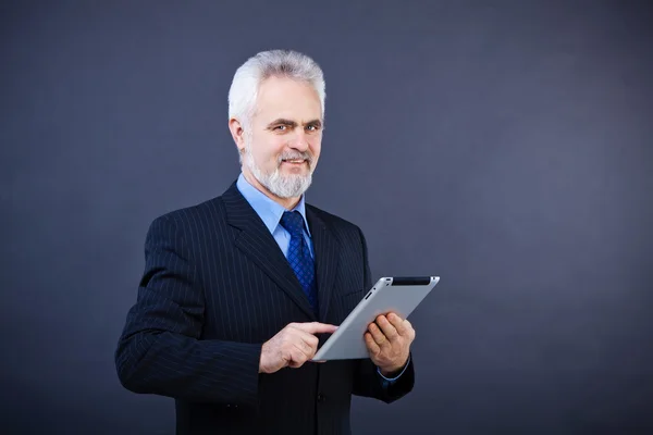 Obchodní muž držící digitální tablet — Stock fotografie