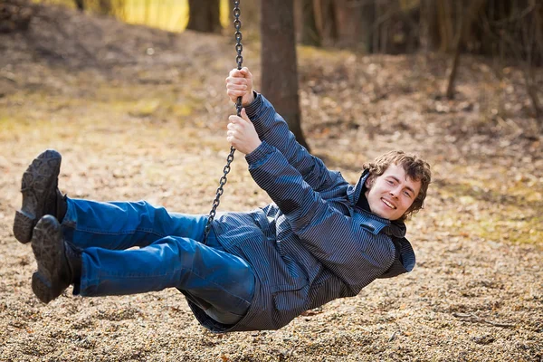 Man op de schommel — Stockfoto