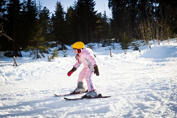 Meisje studie skiën — Stockfoto