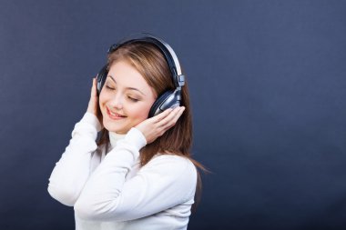 gülümseyen kadın kulaklık müzik