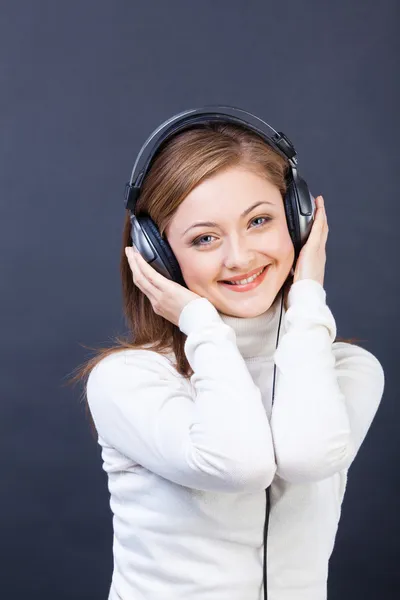Nő zenét hallgat a fülhallgatóban — Stock Fotó