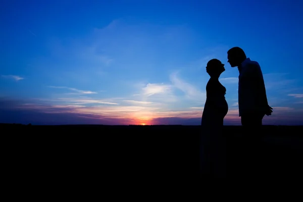 Silhouette eines Mannes und einer schwangeren Frau — Stockfoto