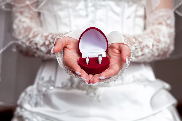 Anneaux avec boîte dans les mains de la mariée — Photo