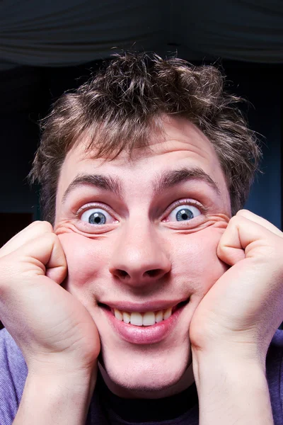 Joven hombre sonriente — Foto de Stock