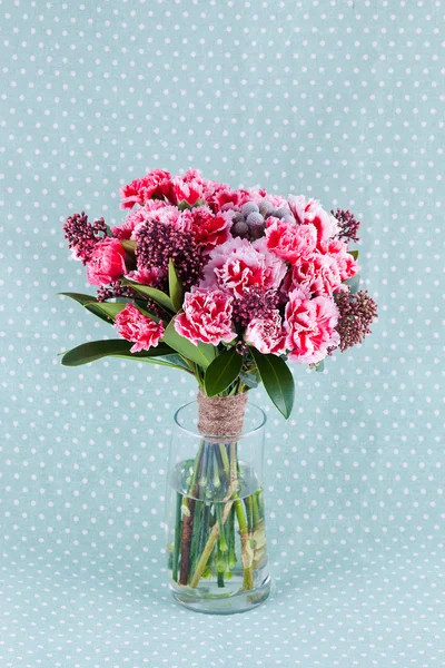 Gros bouquet de fleurs en vase en verre — Photo
