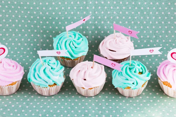 Cupcakes de creme gourmet com corações — Fotografia de Stock