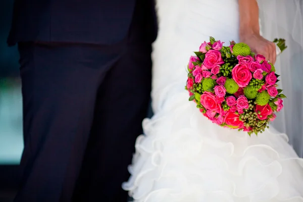 Крупный план невесты цветы в день свадьбы — стоковое фото