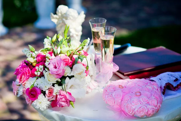 Ceremonie van het huwelijk buiten, champagne — Stockfoto