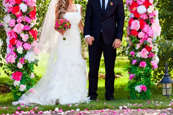 Closeup de flores de noivas no dia do casamento — Fotografia de Stock