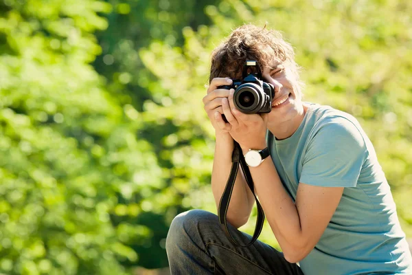 Parkta bir kamera ile adam — Stok fotoğraf