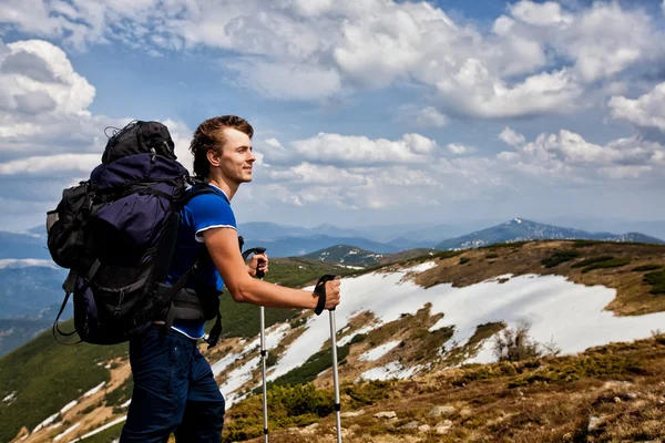 bir kayanın üstündeki Hiker tadını güneşli bir gün