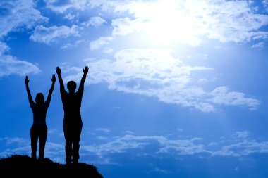 insanların elleriyle kaldırdı