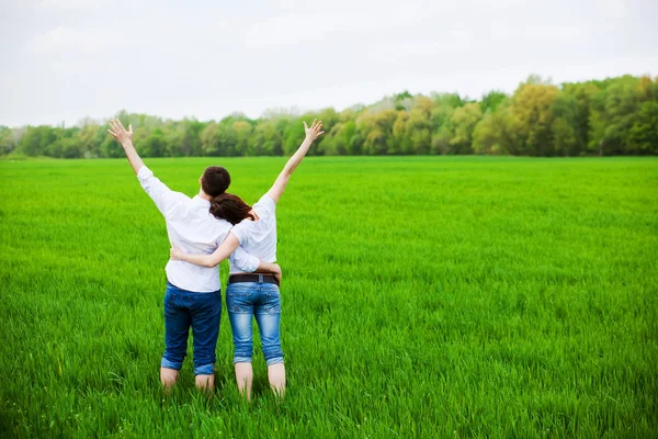 Lovers in the field — Stock Photo, Image